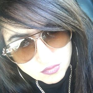 Meet your Posher, Nada